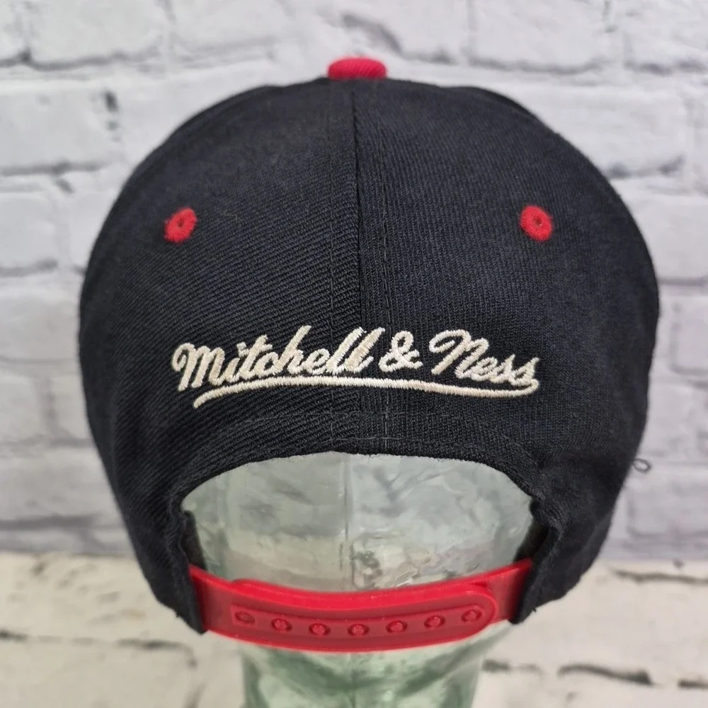 Chicago‎ Bulls Hat Cap Snap Back Black Red NBA Basketball Mitchell Ness Texture